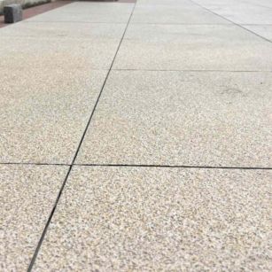 阜阳 黄金麻花岗岩石板材荔枝面地面铺装效果
