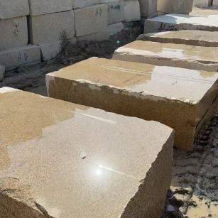 阜阳 黄金麻方料堆场洗料分选中，原材料充足