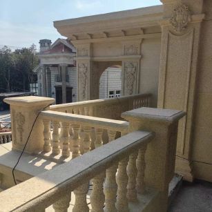 阜阳 黄金麻别墅外墙干挂雕花配合阳台栏杆花瓶柱