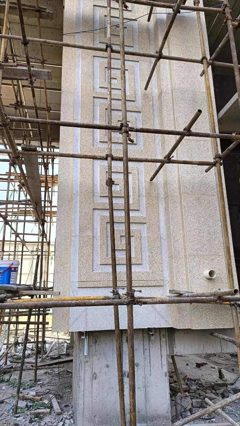 阜阳 黄金麻花岗岩别墅外墙干挂回纹造型效果