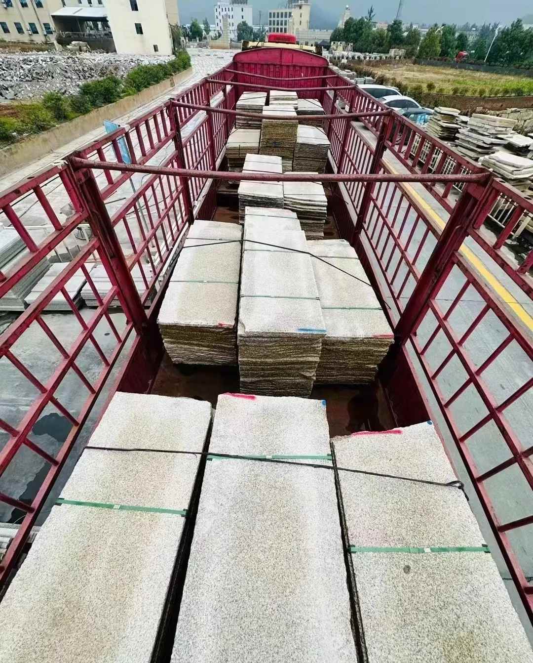 阜阳 黄金麻花岗岩荔枝面，光面毛板装车完成