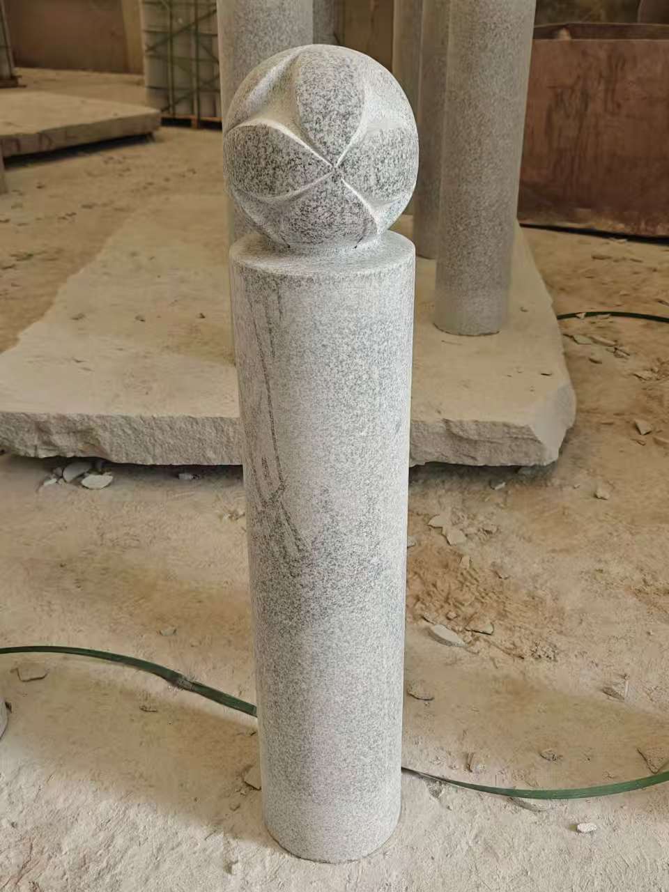 阜阳 芝麻白花岗岩石材挡车石柱、停车柱、圆柱挡车柱、方柱挡车柱等