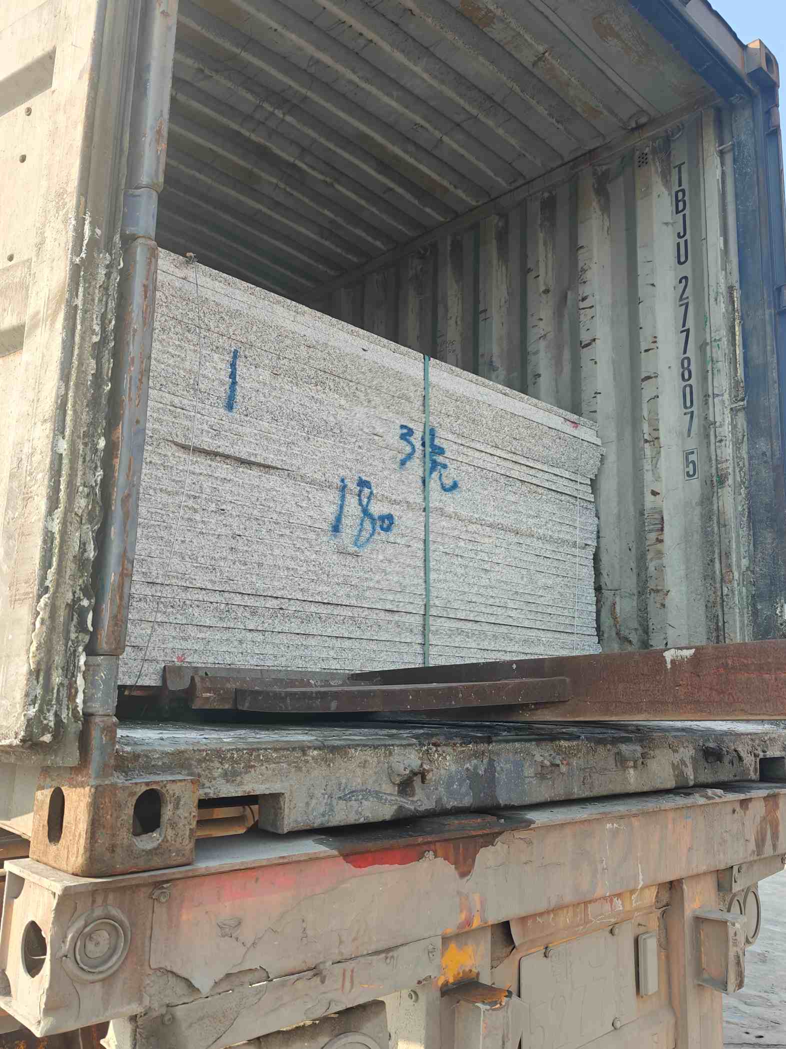 阜阳 芝麻白花岗岩石材3.0公分光面毛板装柜出货