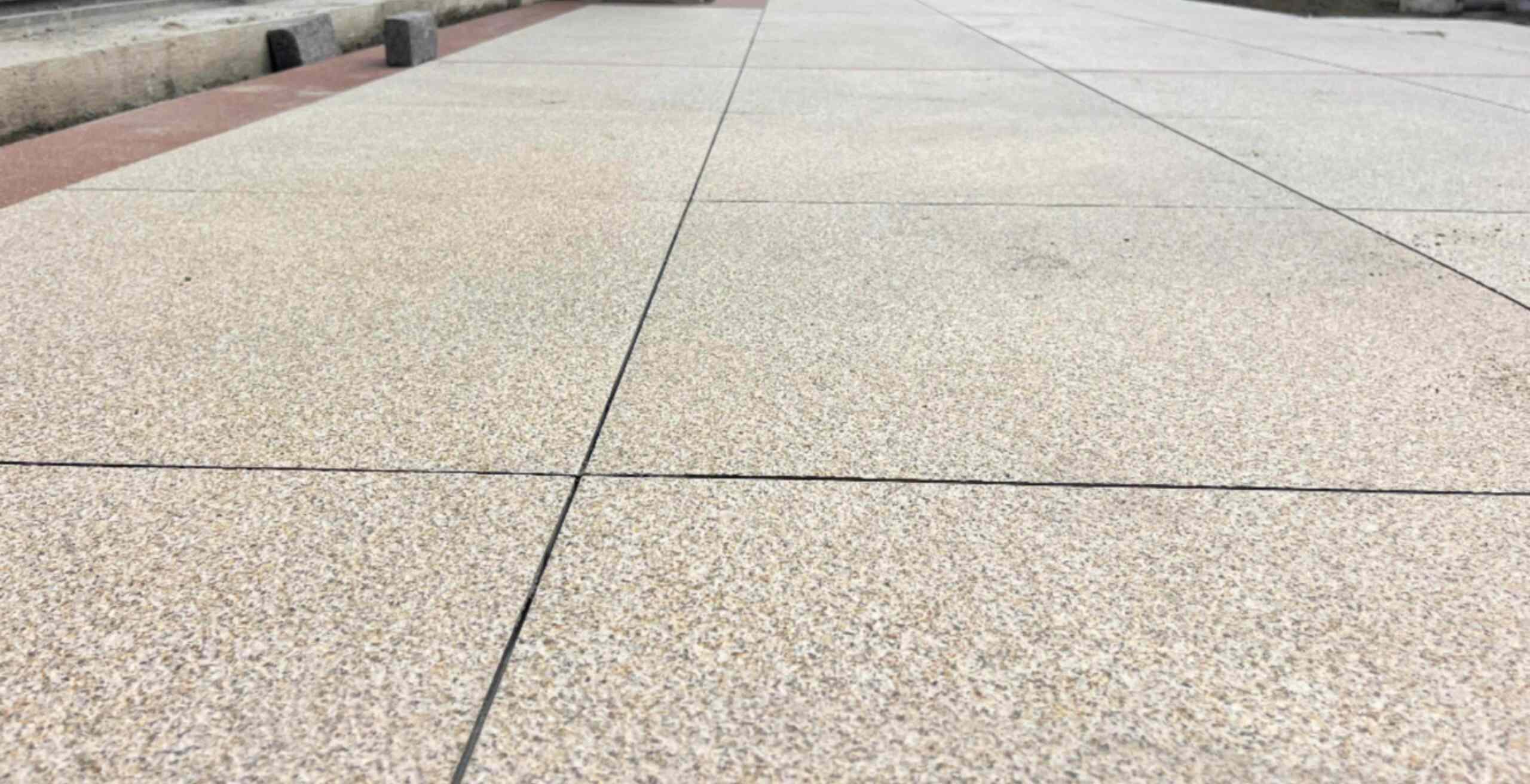 阜阳 黄金麻花岗岩石板材荔枝面地面铺装效果