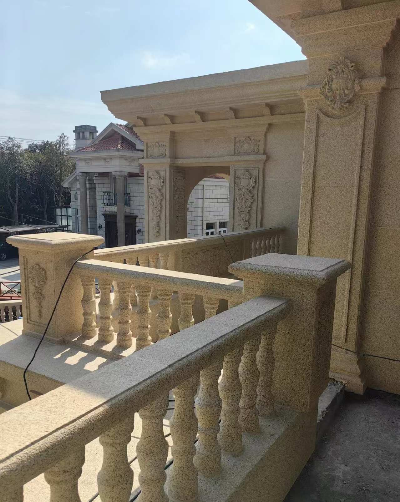 阜阳 黄金麻别墅外墙干挂雕花配合阳台栏杆花瓶柱