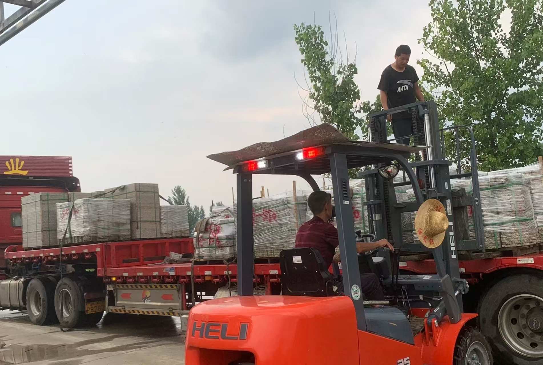 阜阳 黄金麻冰裂纹，地铺石装车