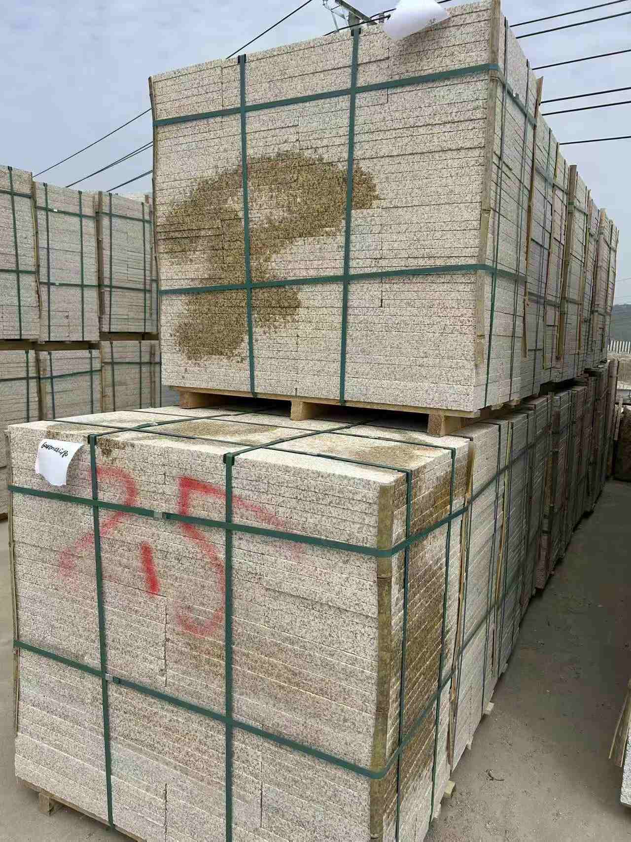 阜阳 黄金麻花岗岩石材荔枝面地铺石2.5*300*600