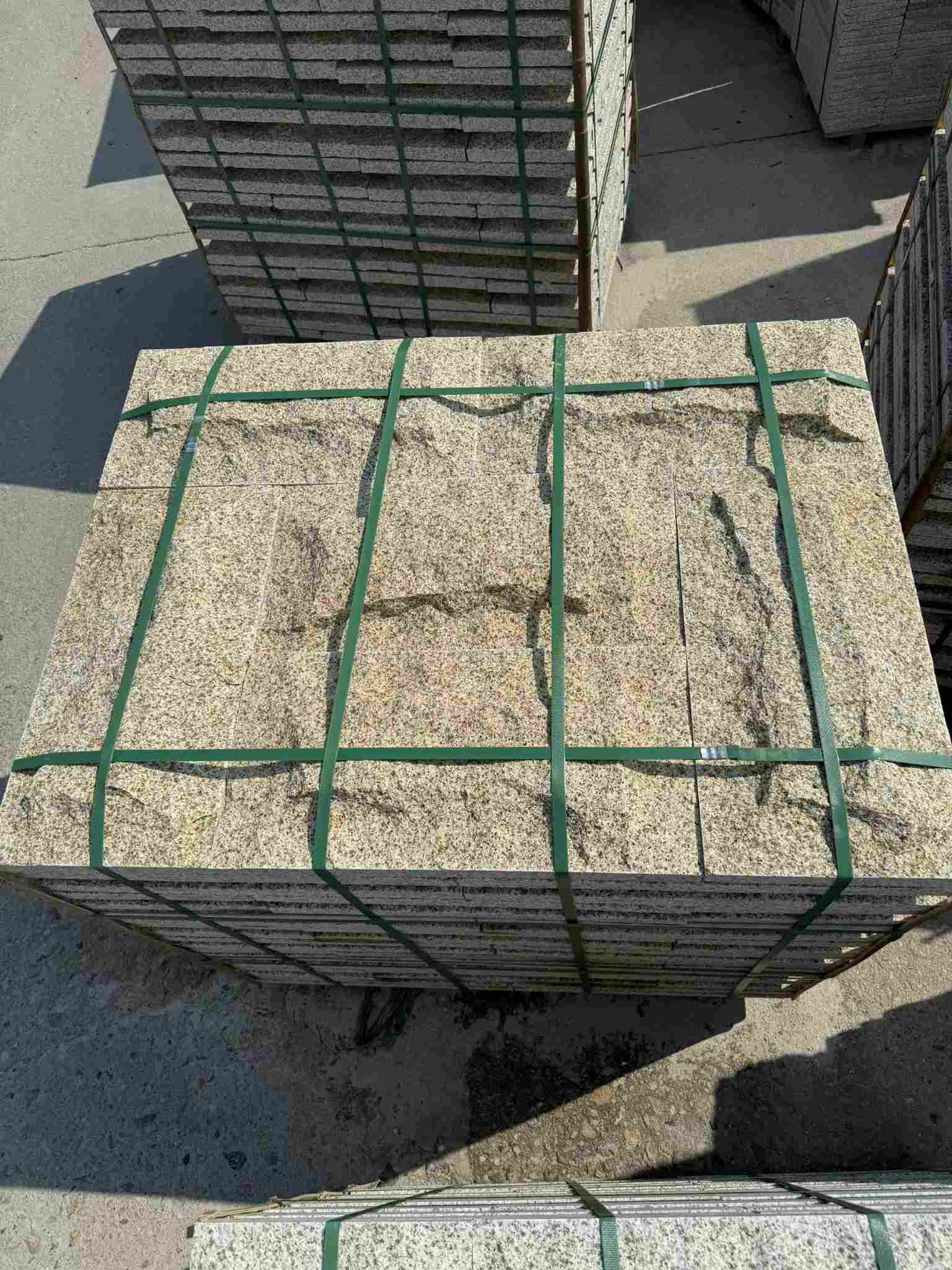 阜阳 黄金麻花岗岩石材自然面蘑菇石成品