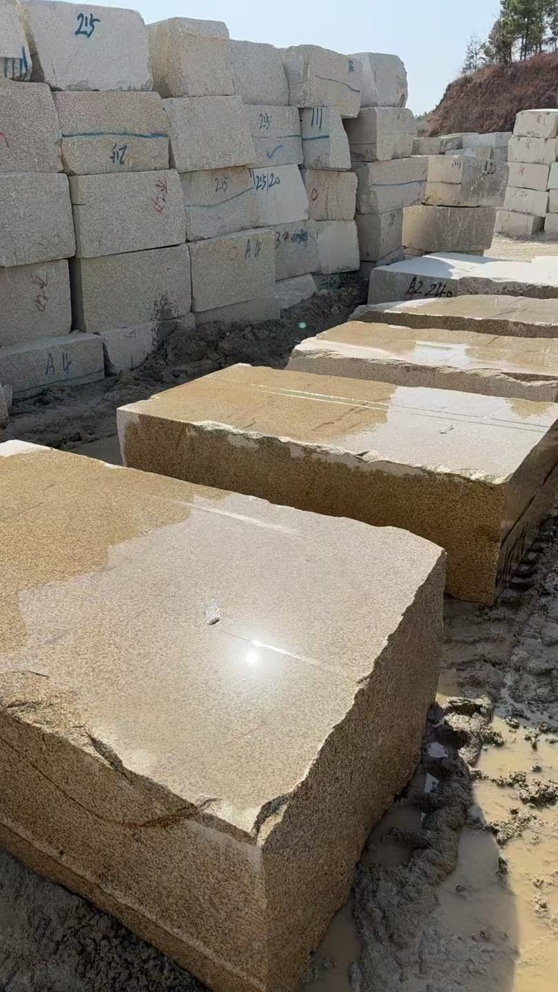 阜阳 黄金麻方料堆场洗料分选中，原材料充足