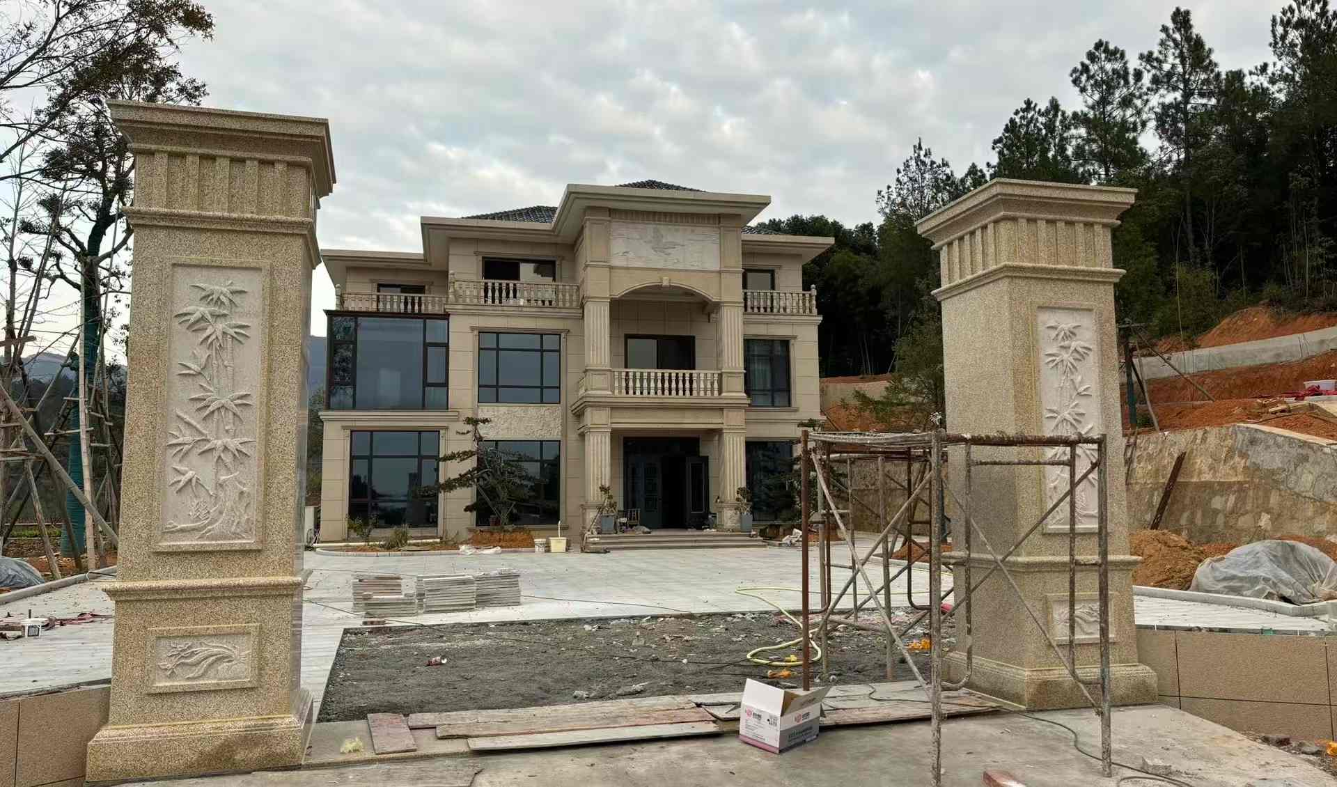 阜阳 黄金麻花岗岩别墅雕花外墙干挂配上门口雕花罗马柱