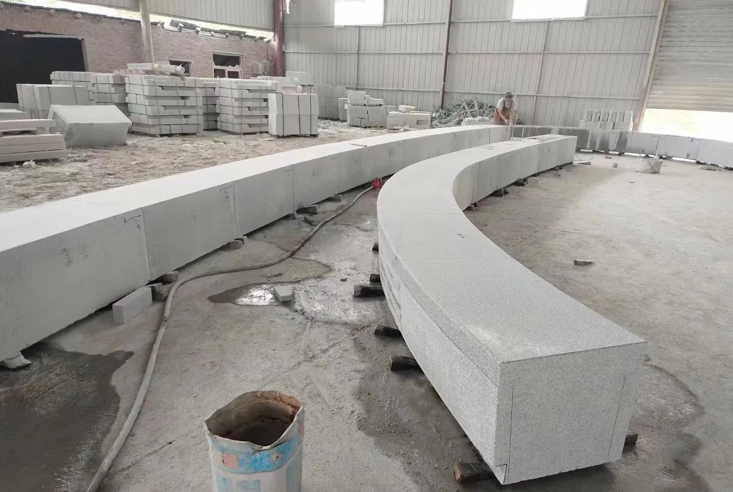 阜阳芝麻白花岗岩石板材 园林光面弧形坐凳