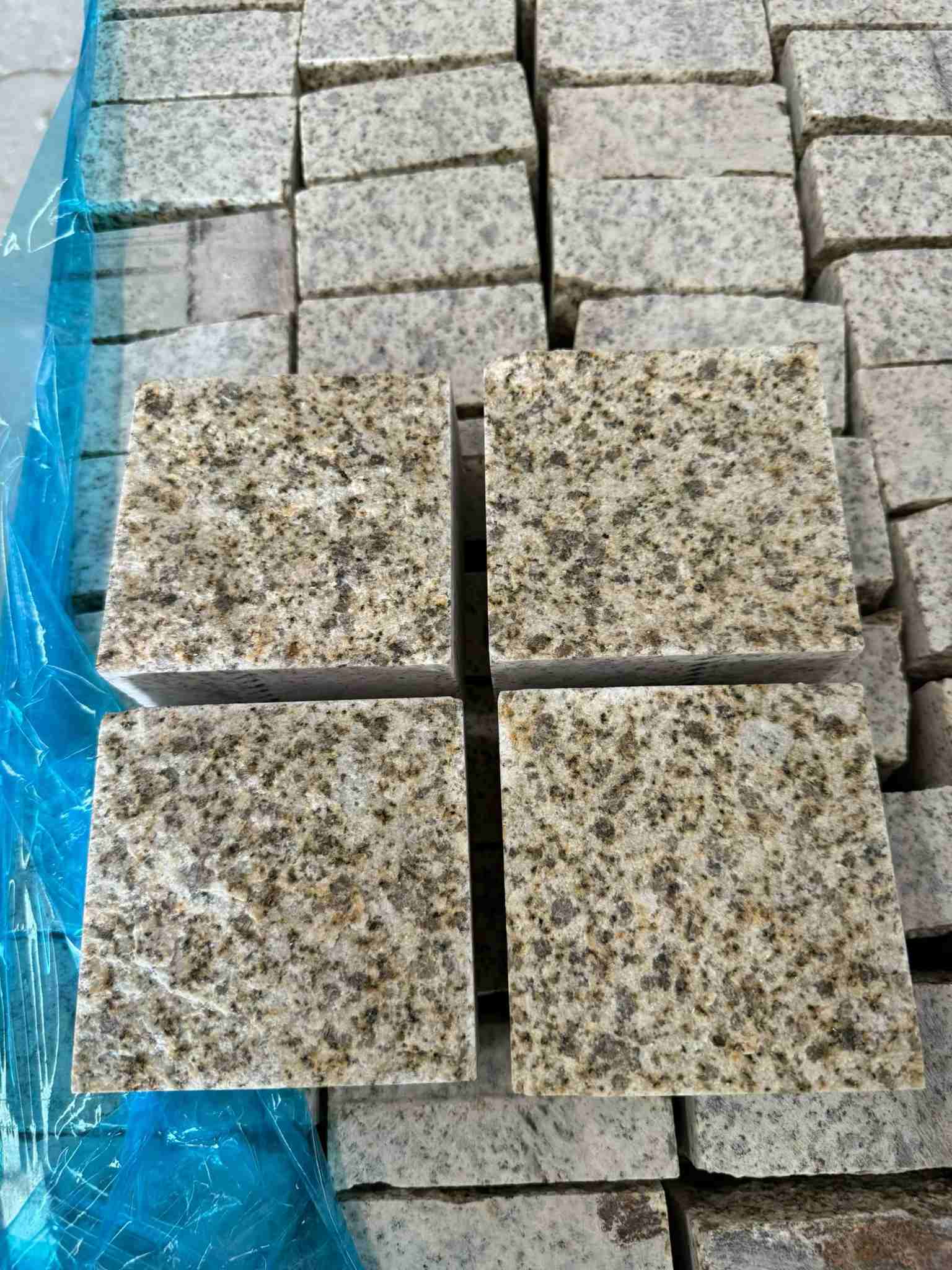 阜阳 黄金麻花岗岩自然面小方块，弹石，马蹄石等