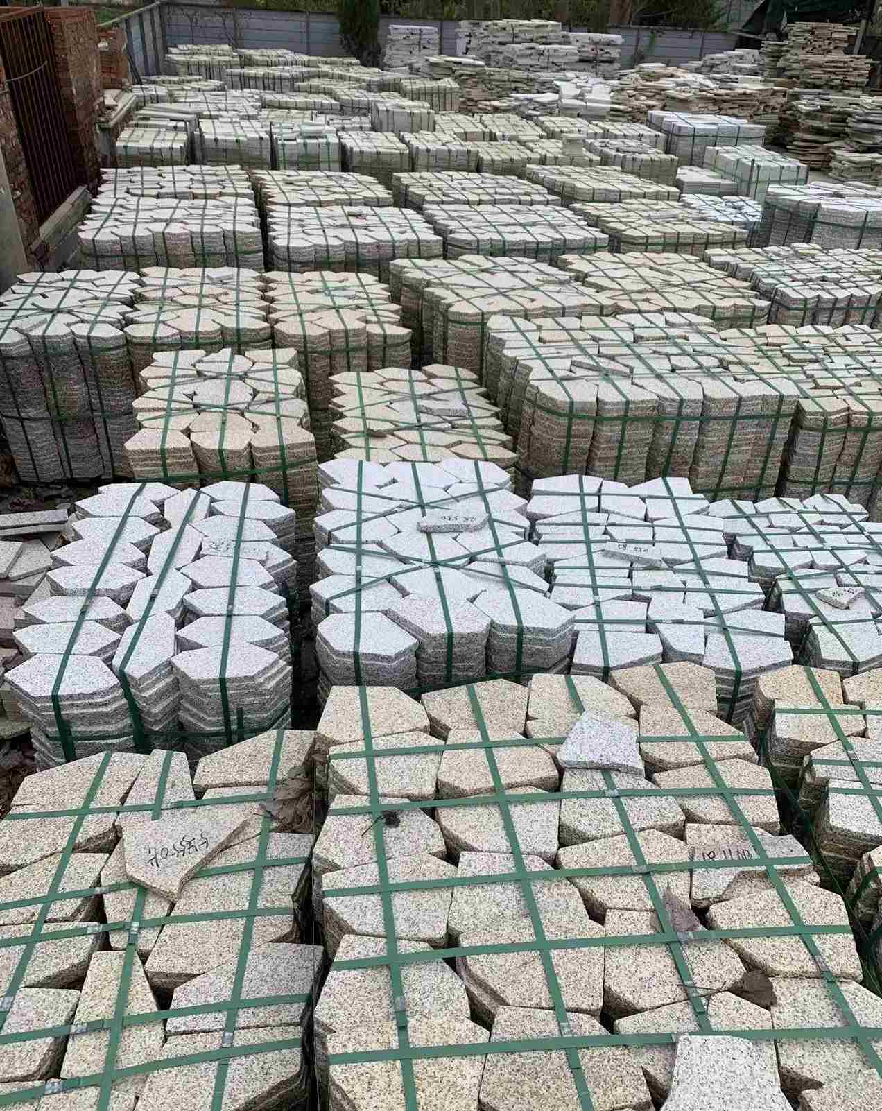 阜阳 黄金麻白麻花岗岩荔枝面地铺石(冰裂纹)